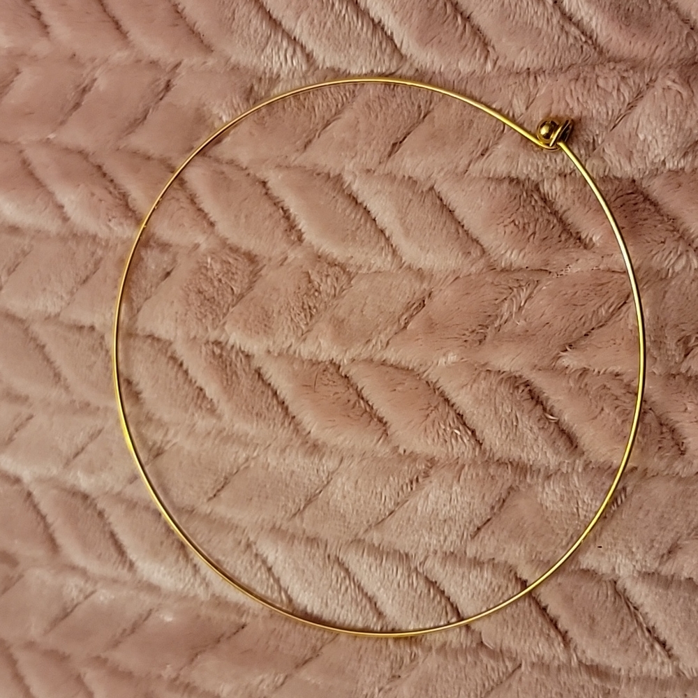 Gold choker necklace